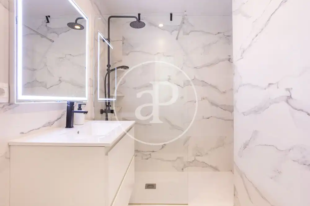 Baño de Piso de alquiler en Valencia con Aire acondicionado, Calefacción y Amueblado
