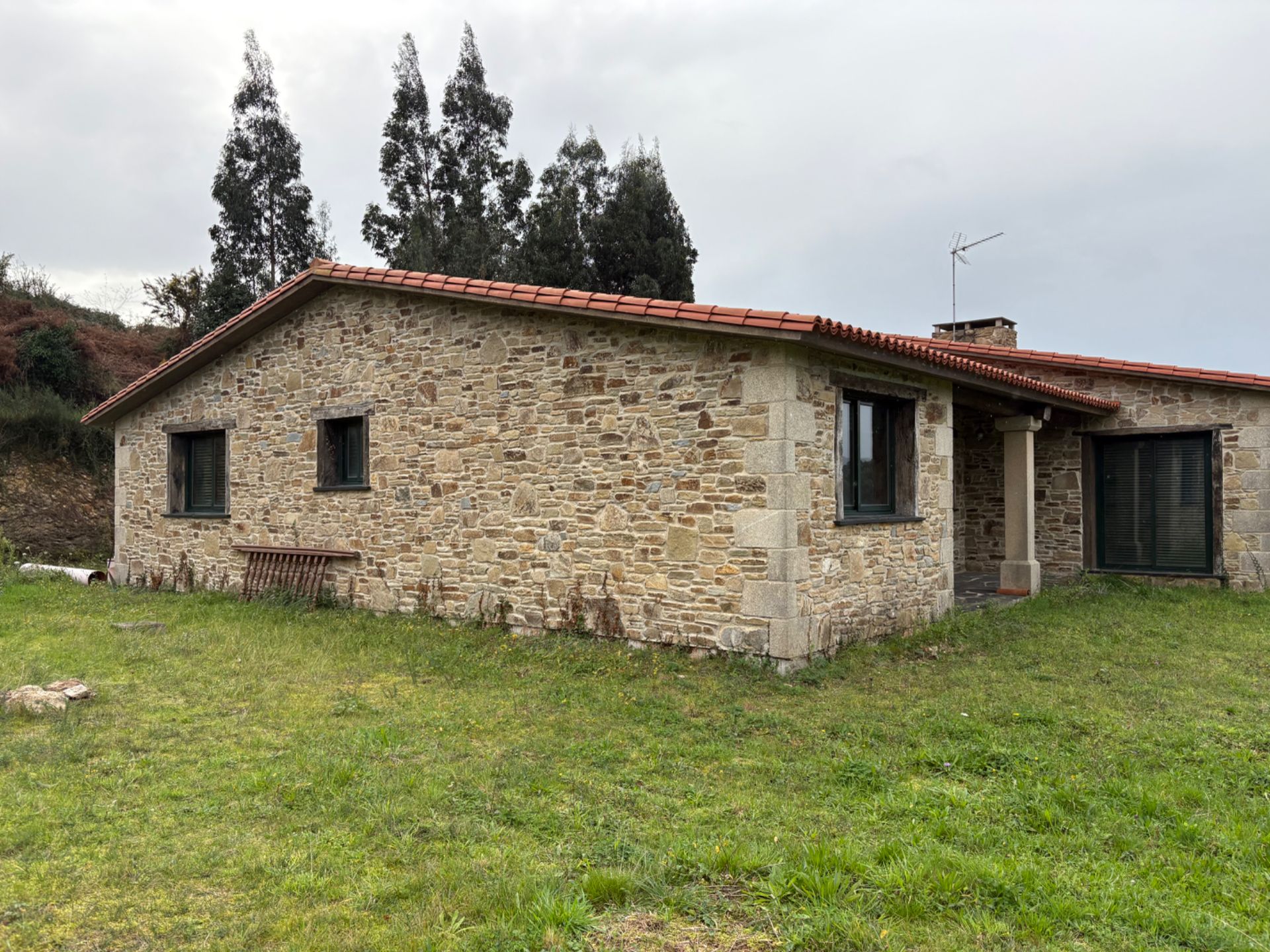 Vista exterior de Casa o xalet en venda en Ortigueira amb Calefacció, Jardí privat i Parquet