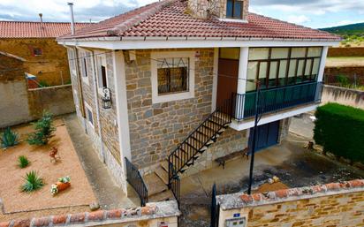 Vista exterior de Casa o xalet en venda en Santiago Millas amb Terrassa