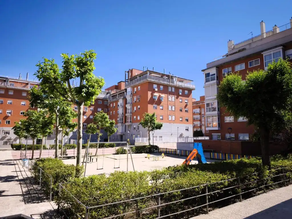 Vista exterior de Pis en venda en Madrid amb Calefacció