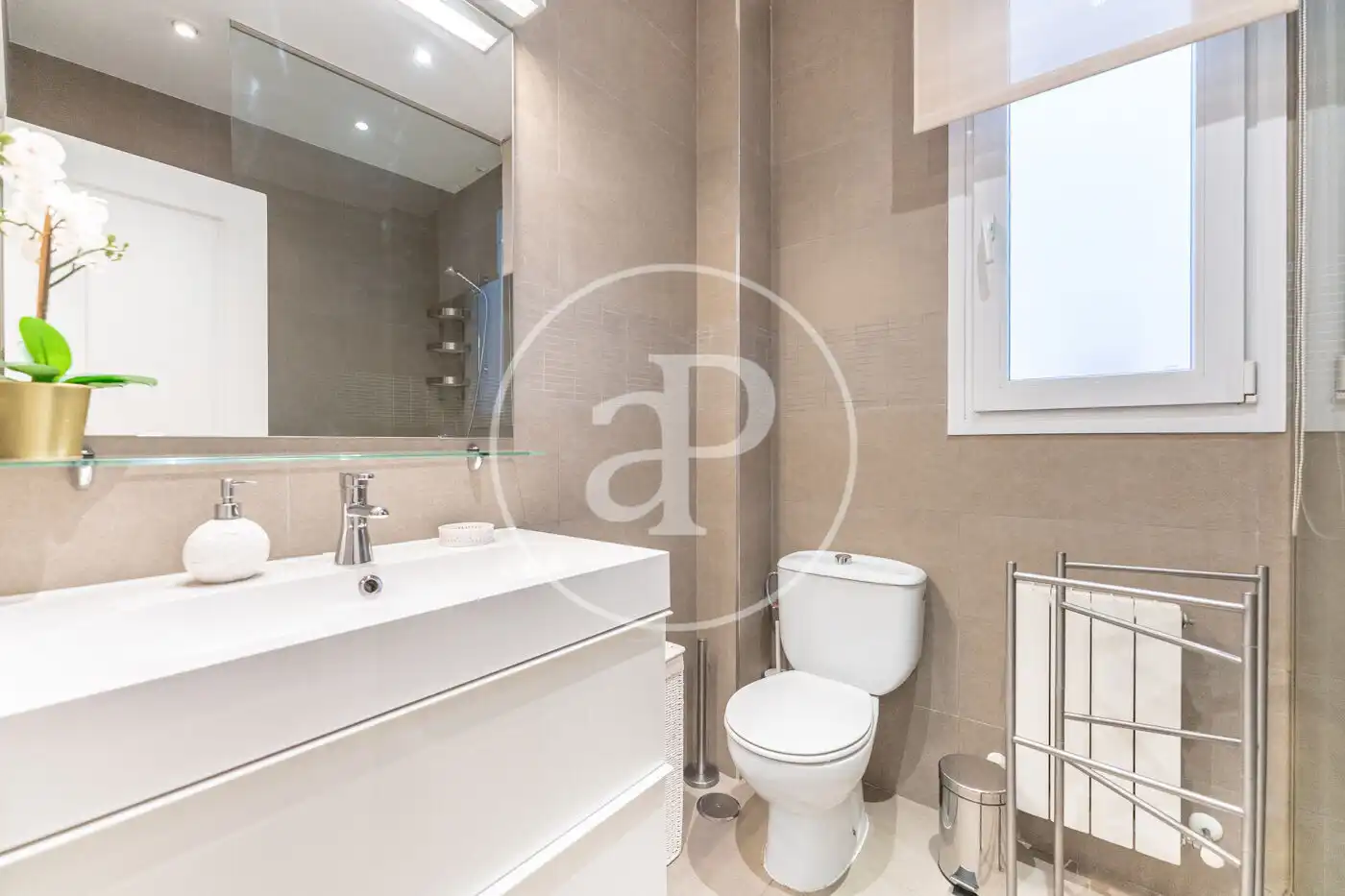 Bathroom of Flat for rent in Madrid  with Air Conditioner, Heating and Private garden