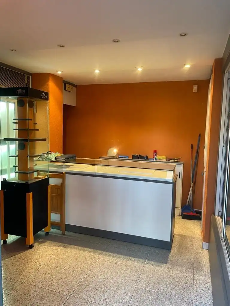 Local en venta en Cornellà de Llobregat
