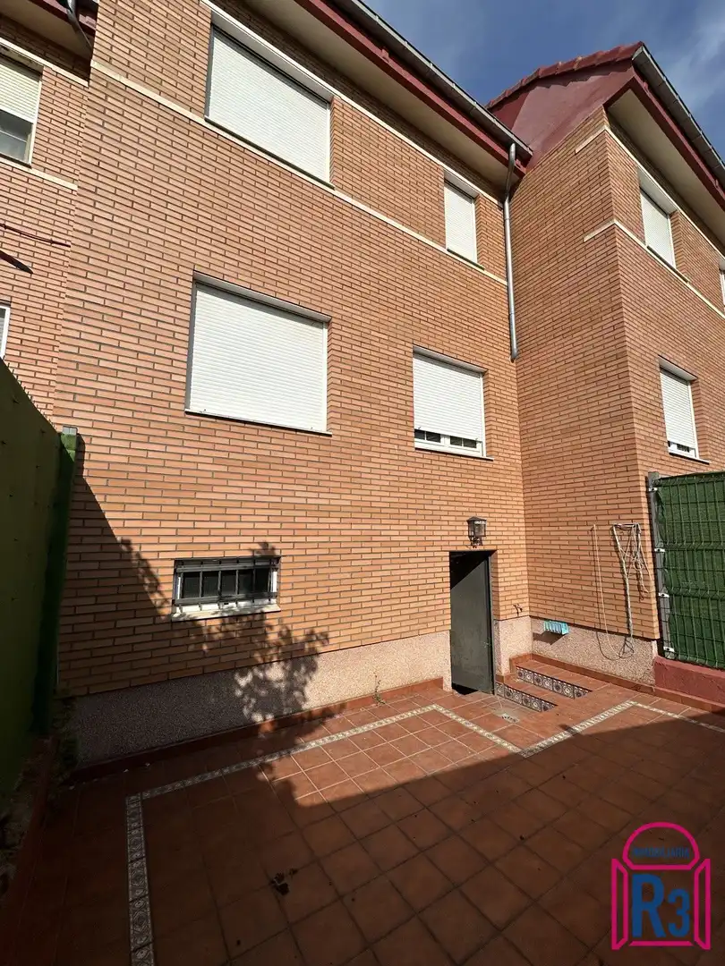 Vista exterior de Casa adosada en venda en San Andrés del Rabanedo amb Calefacció, Terrassa i Moblat