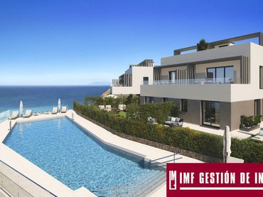 Casa aparellada amb piscina en venda a Urbanización Castillo de Lagos 27