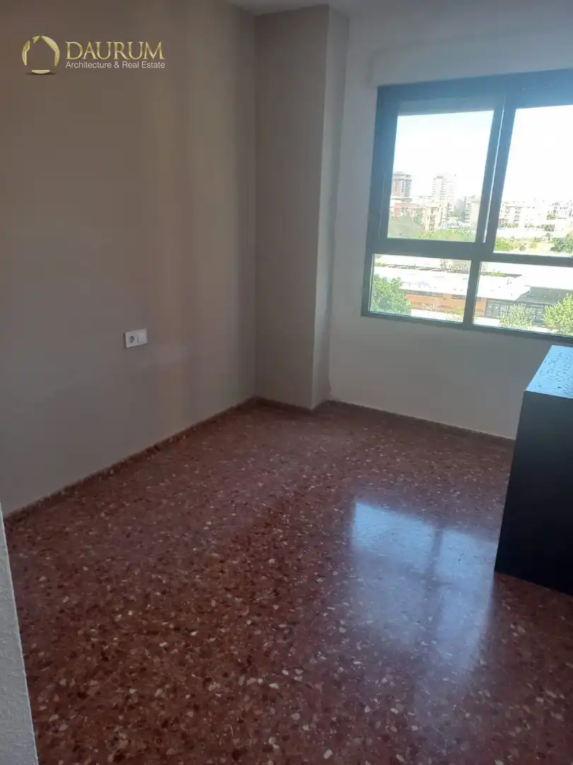 Bedroom of Flat for sale in Valencia  with Air Conditioner, Heating and Terrace