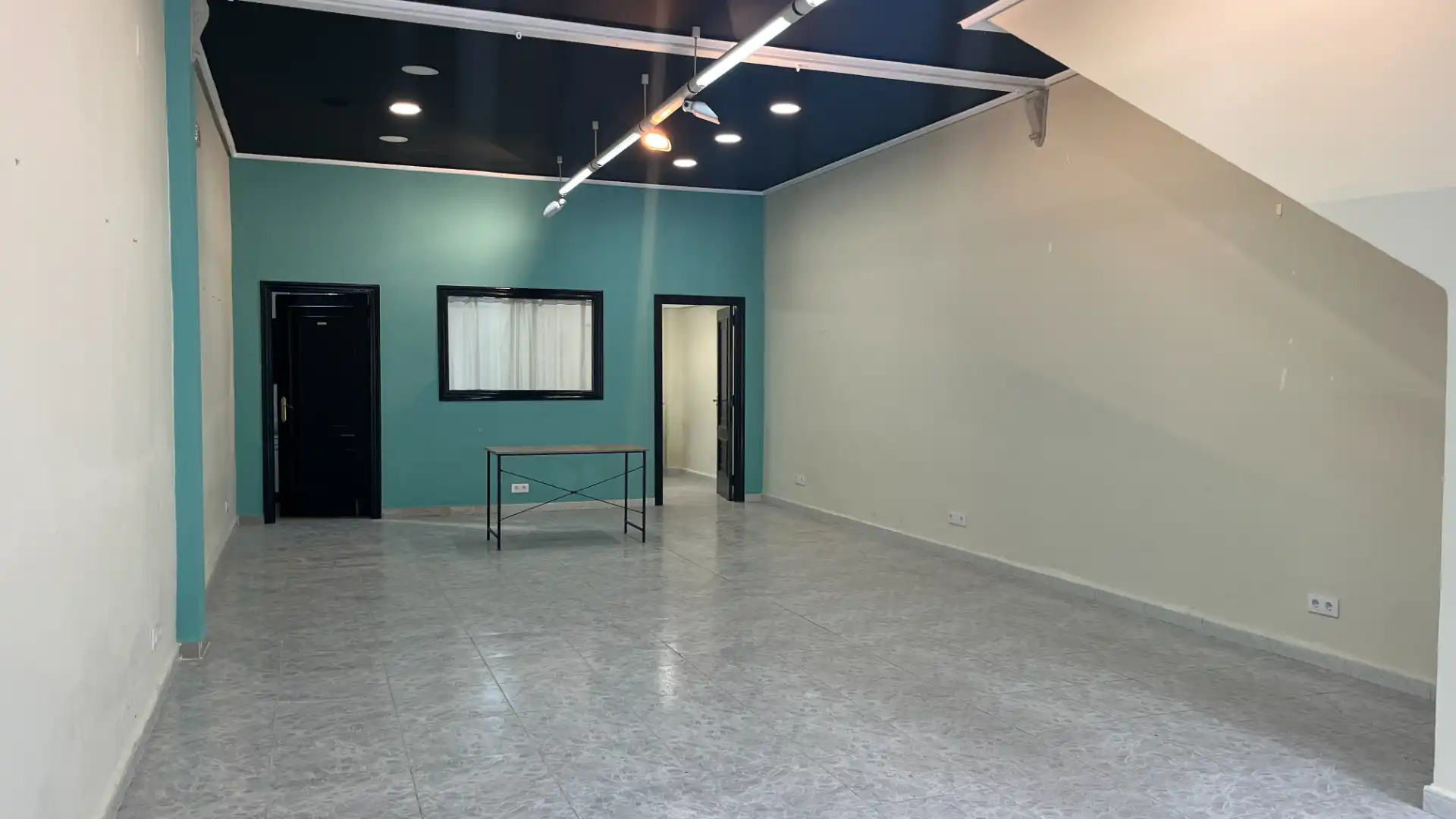Commercial properties for rent in Albal  with Air Conditioner and Alarm
