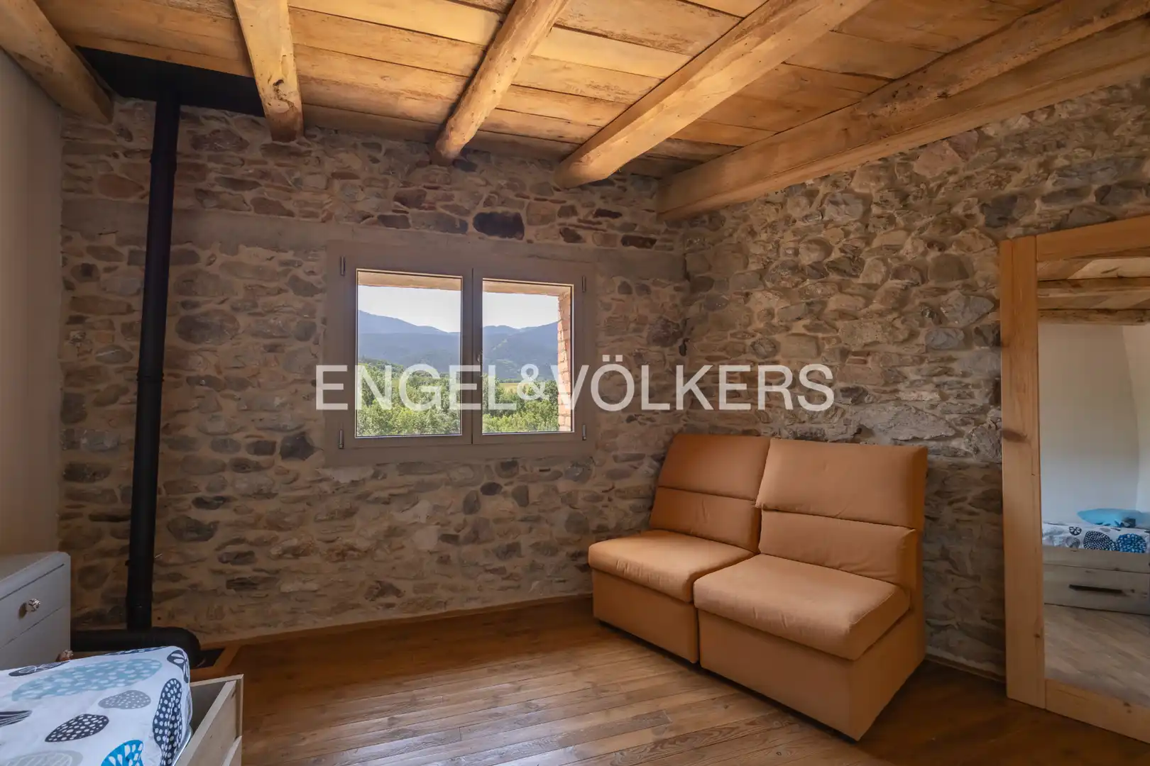 Sala d'estar de Casa o xalet en venda en Bellver de Cerdanya amb Calefacció, Jardí privat i Parquet