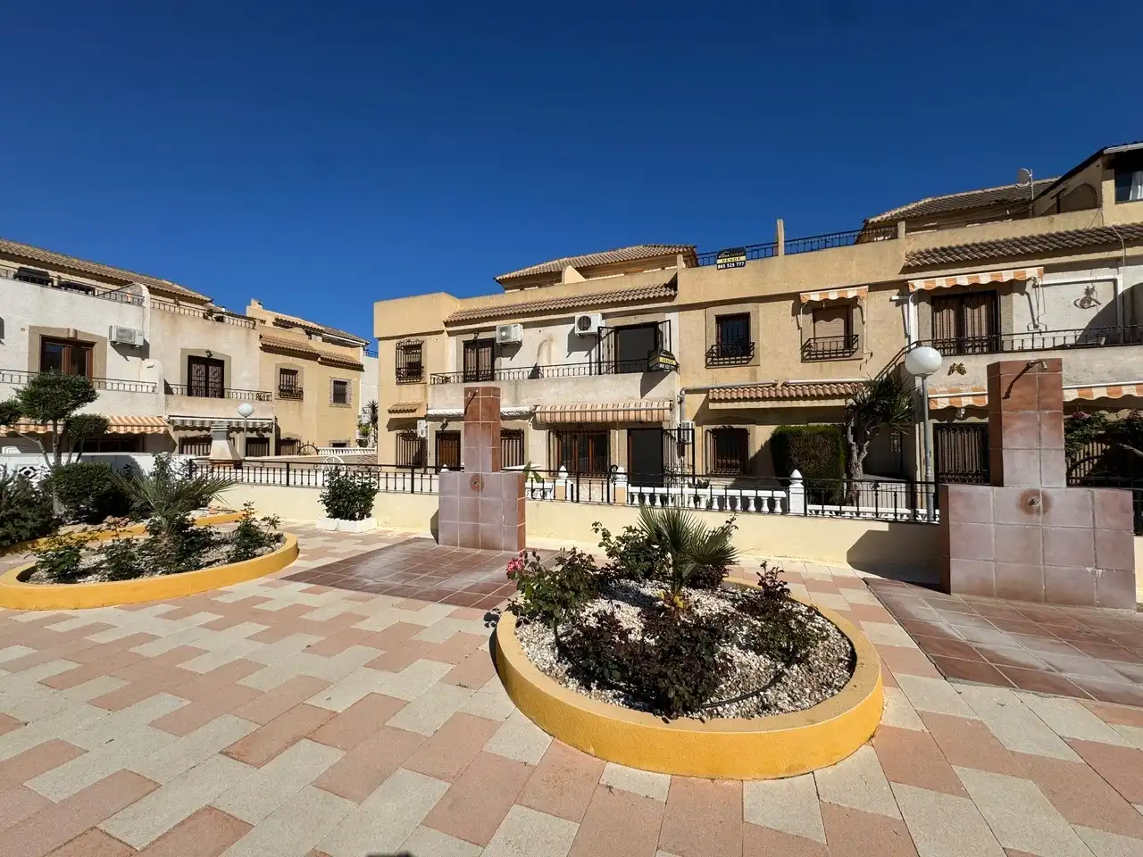 Vista exterior de Casa adosada en venda en Torrevieja amb Terrassa, Forn i Balcó