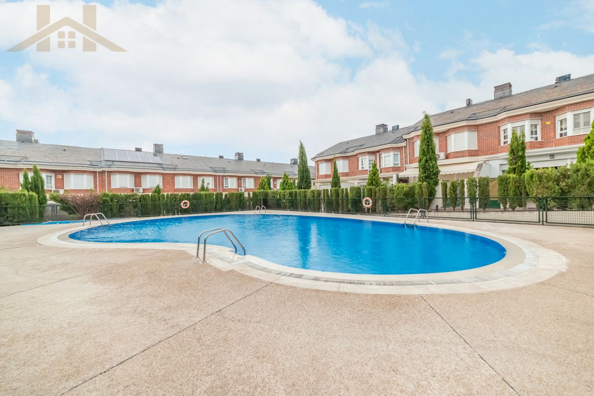 Piscina de Casa adosada en venda en Valdemoro amb Aire condicionat, Calefacció i Jardí privat