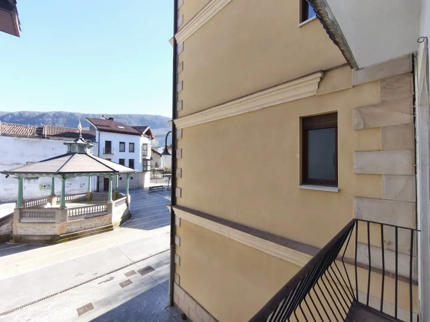 Vista exterior de Casa adosada en venda en Olazti / Olazagutía amb Balcó