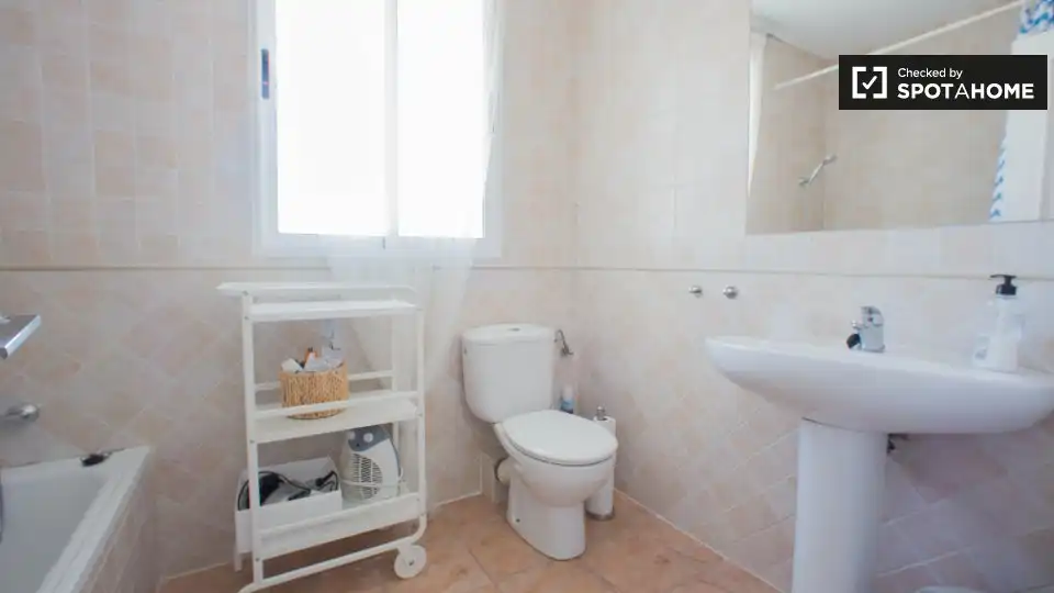 Bathroom of Flat for rent in Valencia  with Air Conditioner, Heating and Furnished