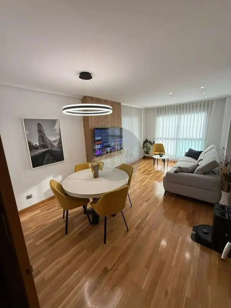 Wohnzimmer von Wohnung zur Miete in Quatre Carreres