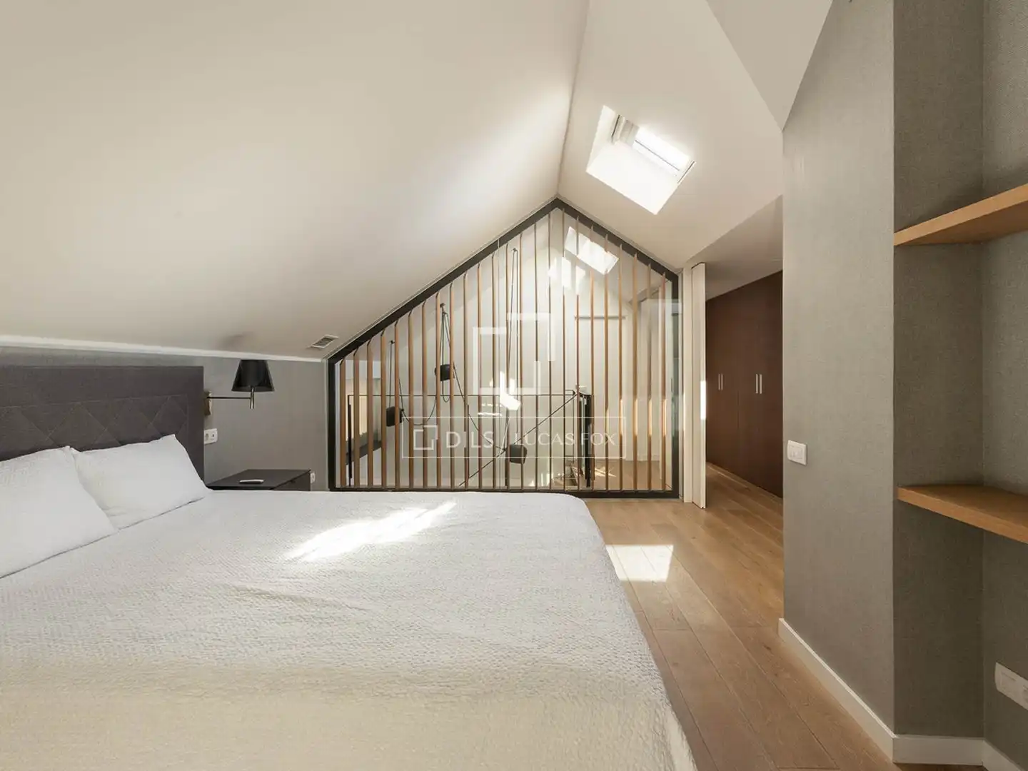 Schlafzimmer von Wohnung zum Verkauf in Barcelona mit Klimaanlage und Terrasse