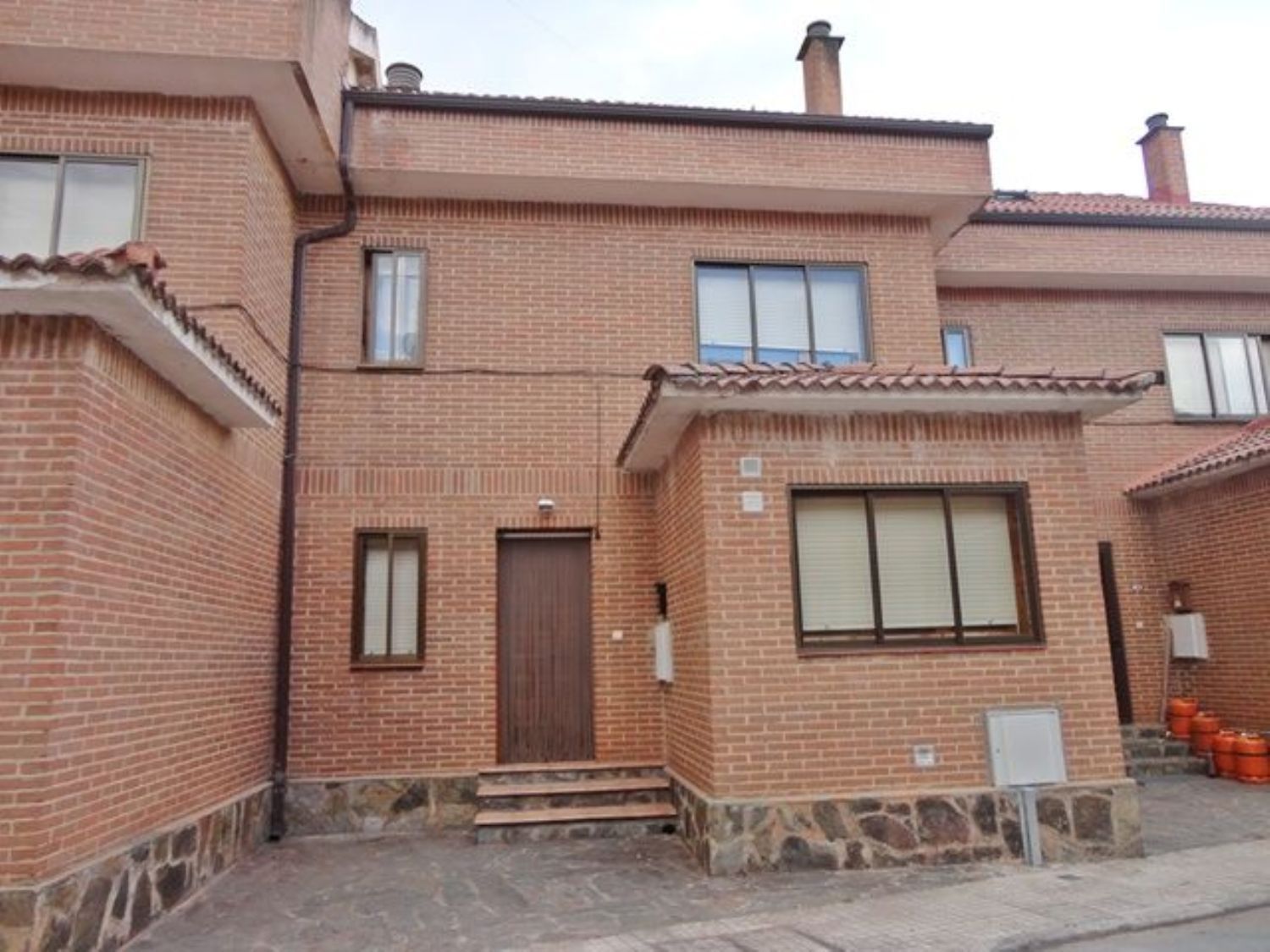 Vista exterior de Casa o xalet en venda en Salas de los Infantes amb Calefacció i Jardí privat