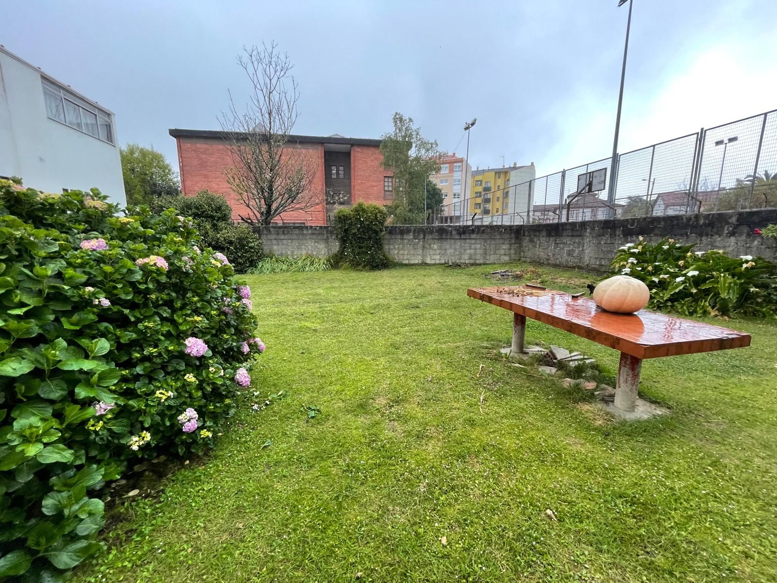 Jardí de Casa adosada en venda en Narón amb Jardí privat, Terrassa i Traster