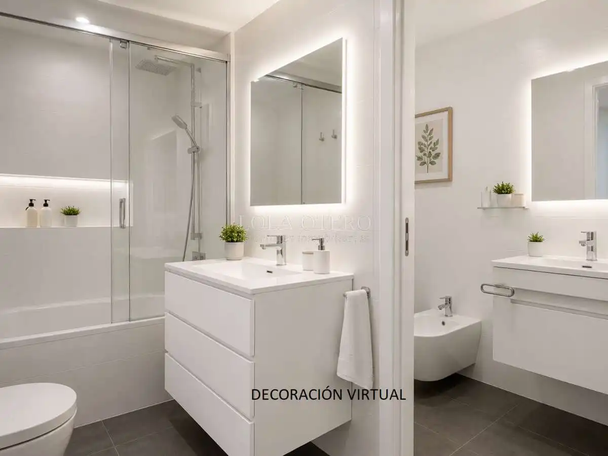 Bathroom of Flat for sale in Valencia  with Air Conditioner, Heating and Balcony