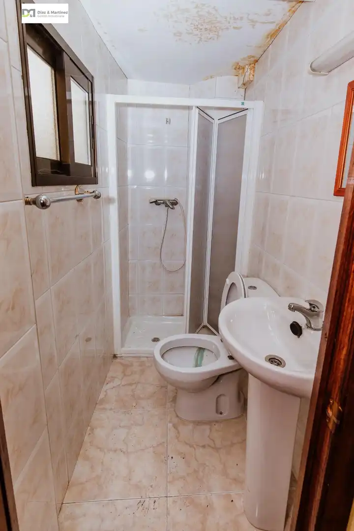Bathroom of Houses for sale in Cacabelos  with Parquet flooring