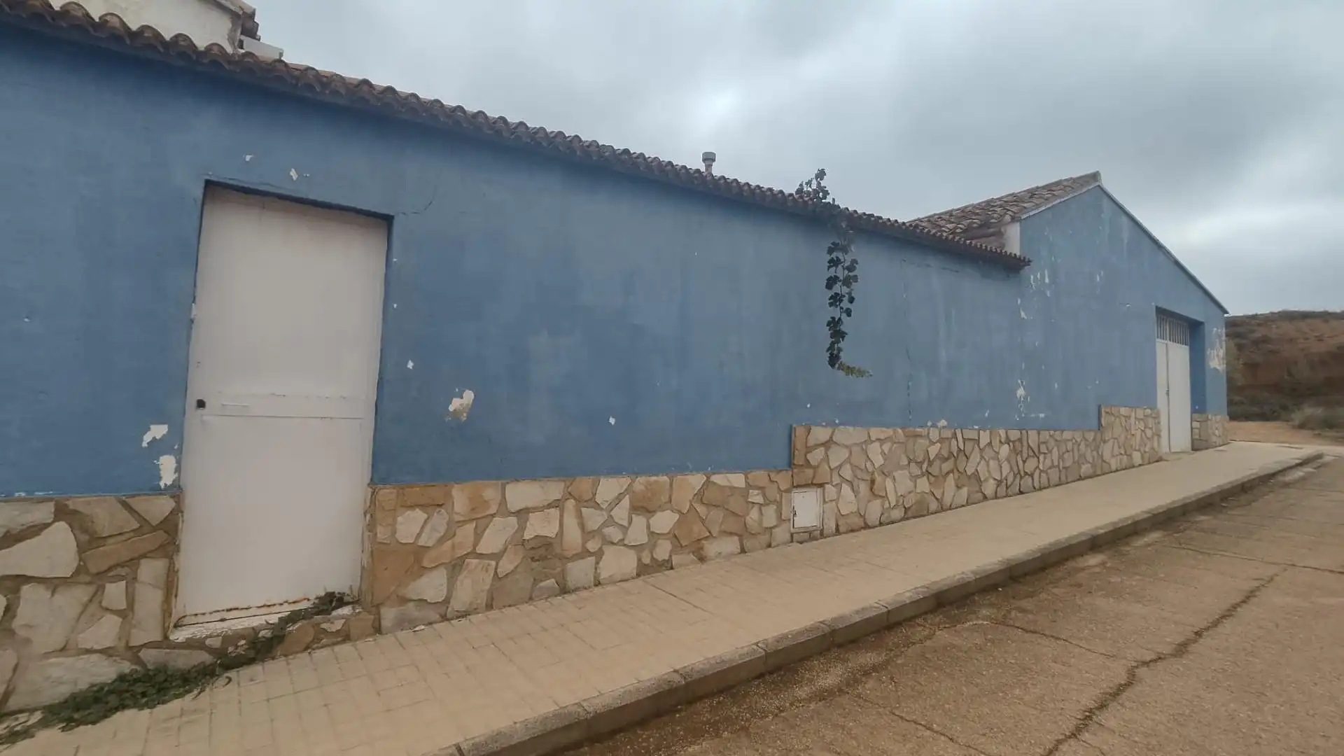 Vista exterior de Casa adosada en venta en Caudete de las Fuentes con Calefacción, Jardín privado y Terraza