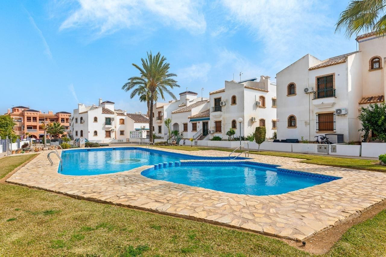 Vista exterior de Àtic en venda en Orihuela amb Jardí privat, Terrassa i Traster