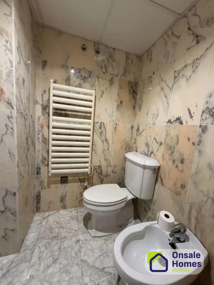 Baño de Casa adosada en venta en Marbella con Aire acondicionado, Jardín privado y Terraza