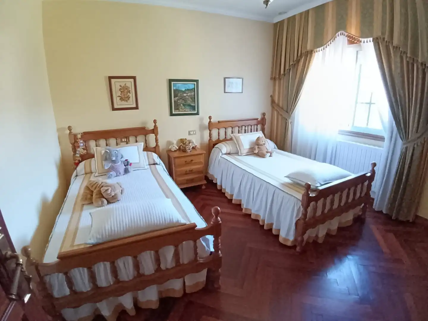 Dormitori de Casa o xalet en venda en Pontevedra Capital  amb Calefacció, Jardí privat i Parquet