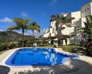 Vista exterior de Apartament de lloguer en Benahavís amb Aire condicionat, Terrassa i Piscina