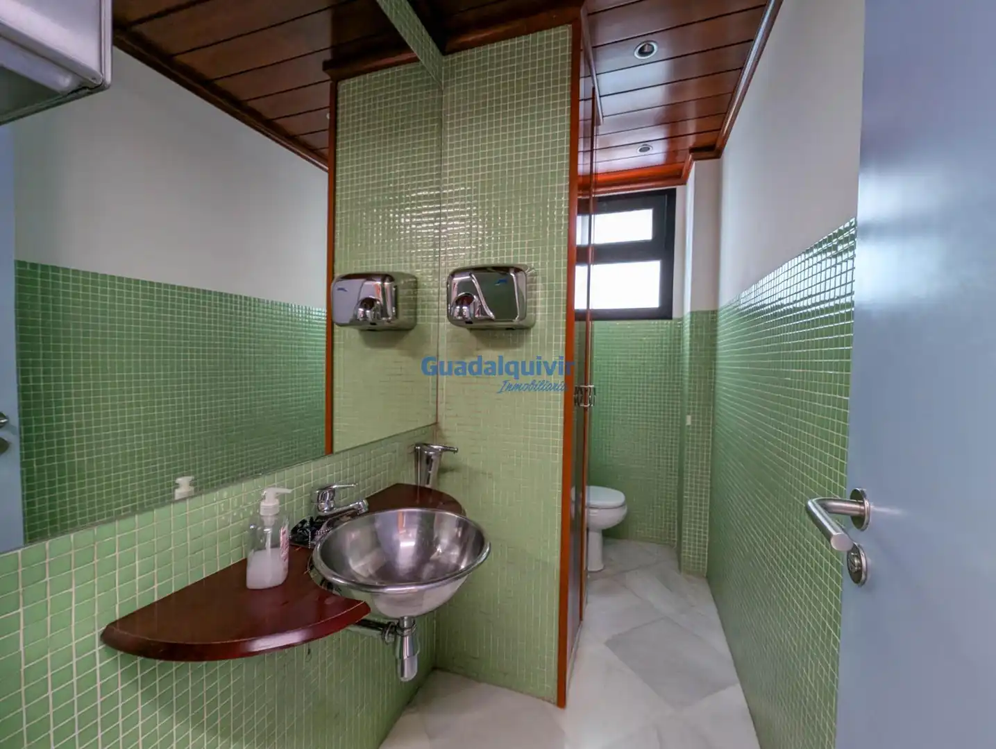 Bathroom of Flat for sale in Sevilla  with Air Conditioner and Alarm