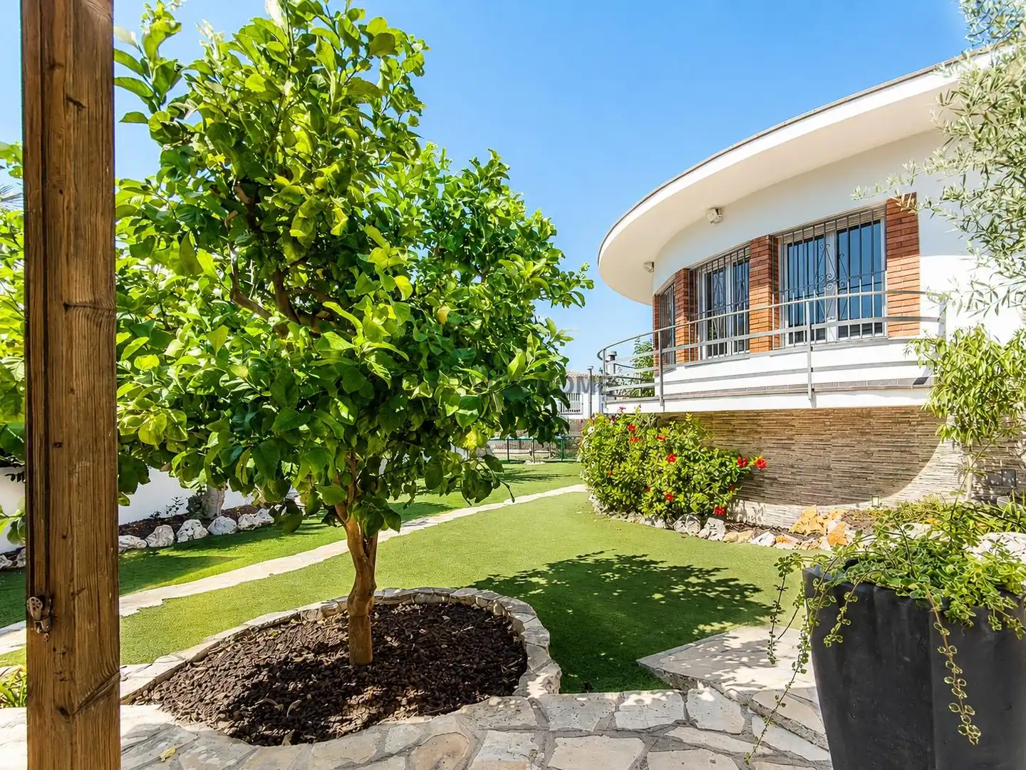 Vista exterior de Casa o chalet en venta en Vilanova i la Geltrú con Aire acondicionado, Calefacción y Jardín privado