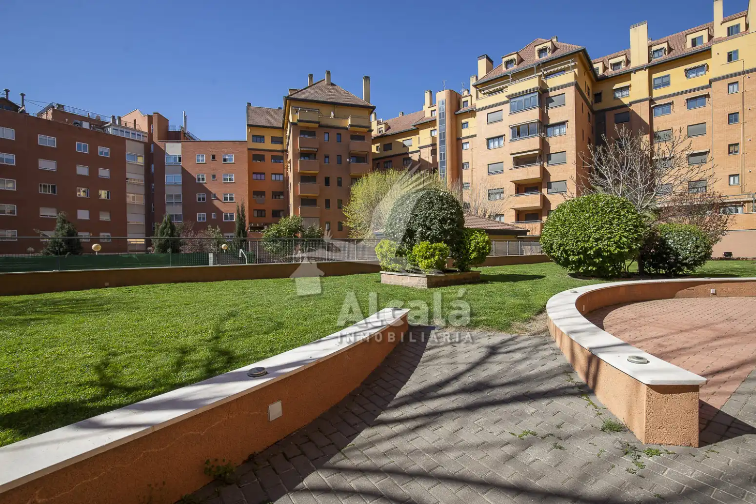 Exterior view of Flat for sale in Alcalá de Henares  with Air Conditioner, Heating and Private garden