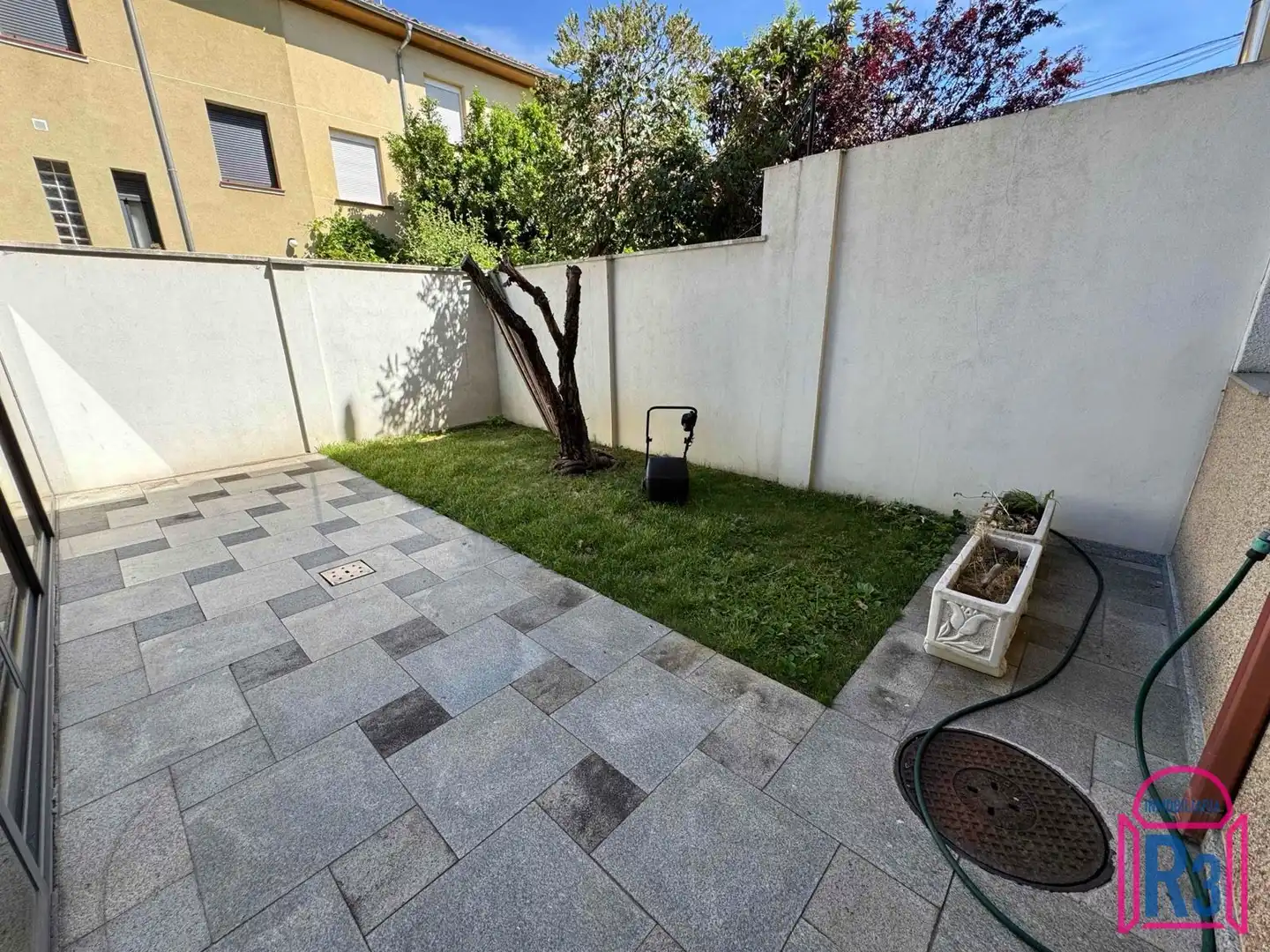 Jardí de Casa o xalet en venda en León Capital  amb Calefacció, Terrassa i Traster