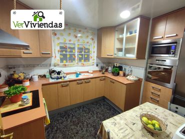Casa amb balcó en venda a Carrer Sant Lluís 56