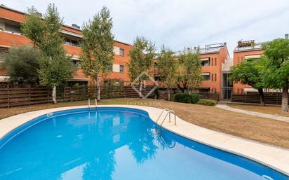 Swimming pool of Flat for sale in Sant Cugat del Vallès  with Air Conditioner, Terrace and Swimming Pool