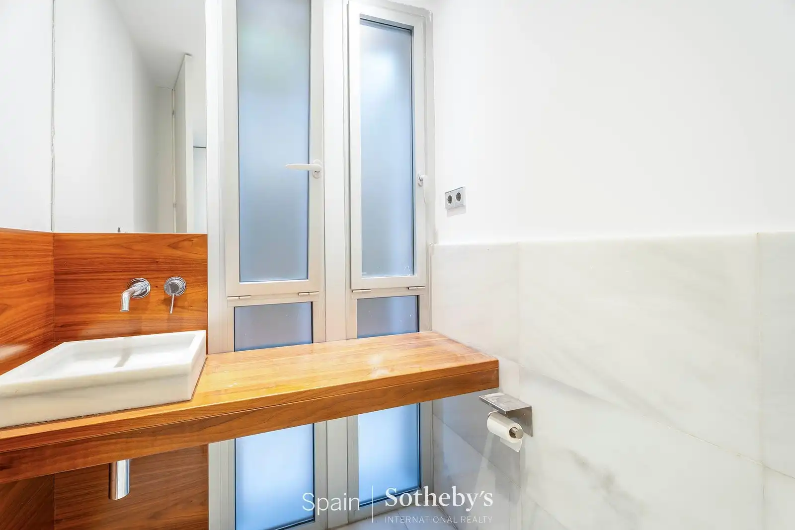 Baño de Casa adosada en venta en Madrid con Aire acondicionado, Calefacción y Jardín privado