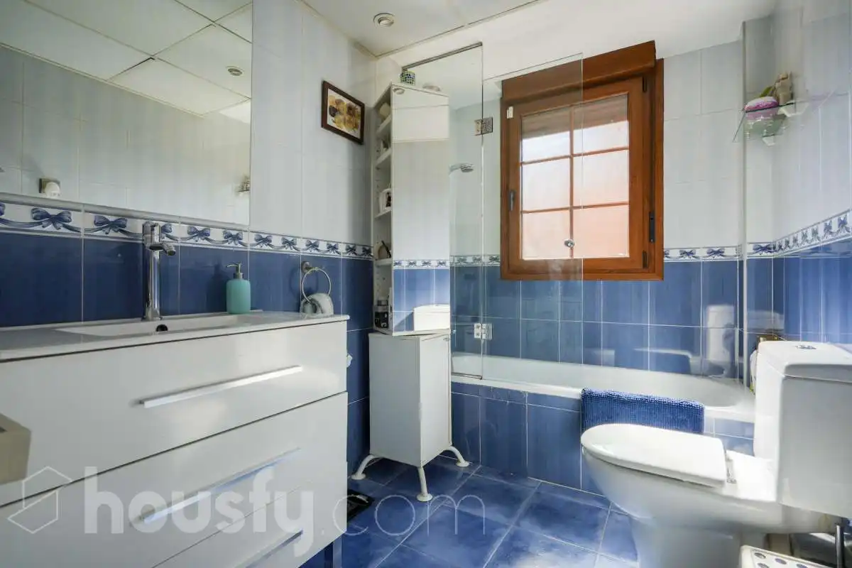Baño de Casa adosada en venta en Madrid con Aire acondicionado, Calefacción y Jardín privado