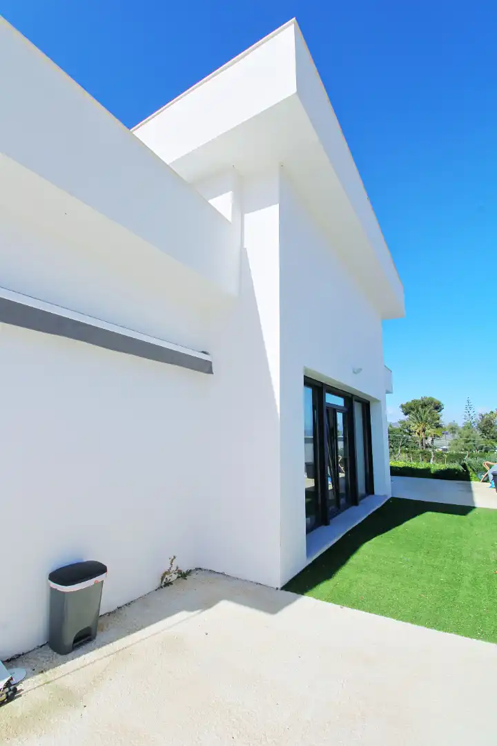 Vista exterior de Casa o xalet en venda en Alhaurín de la Torre amb Aire condicionat, Jardí privat i Terrassa
