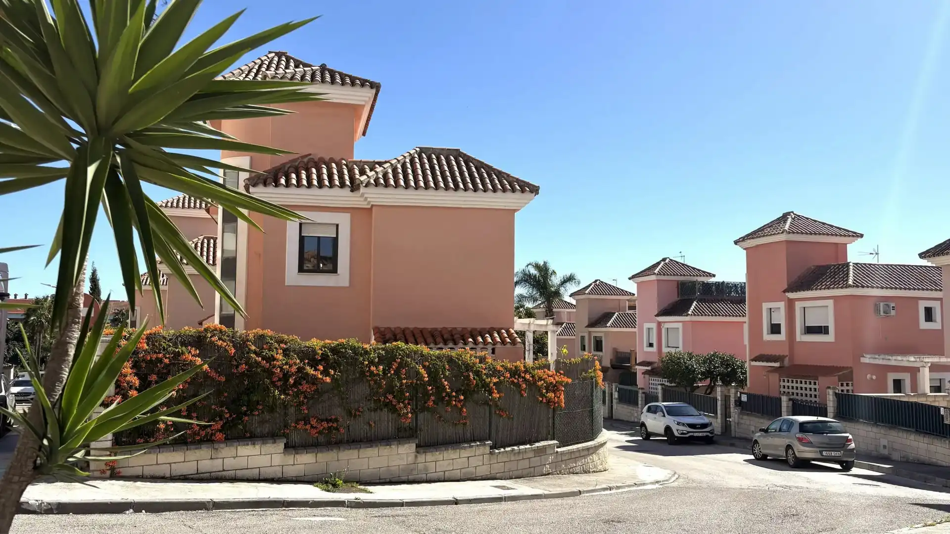 Vista exterior de Casa o chalet en venta en Manilva con Jardín privado, Piscina y Piscina comunitaria