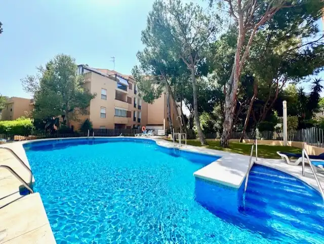 Piscina de Pis en venda en Marbella amb Aire condicionat, Calefacció i Moblat