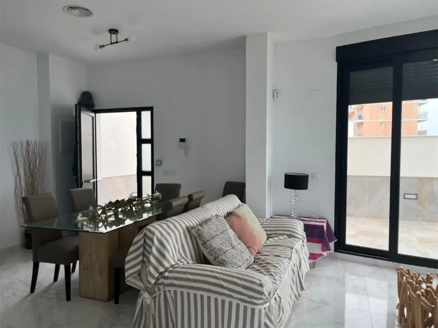 Sala d'estar de Casa adosada de lloguer en Cullera amb Aire condicionat, Piscina i Balcó