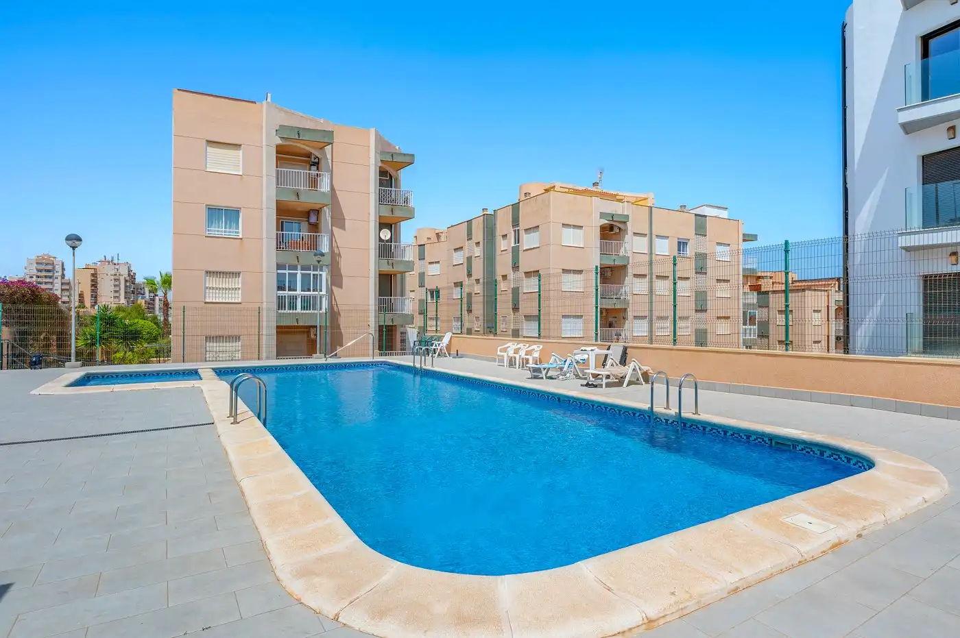 Piscina de Apartamento en venta en Torrevieja con Aire acondicionado, Amueblado y Horno