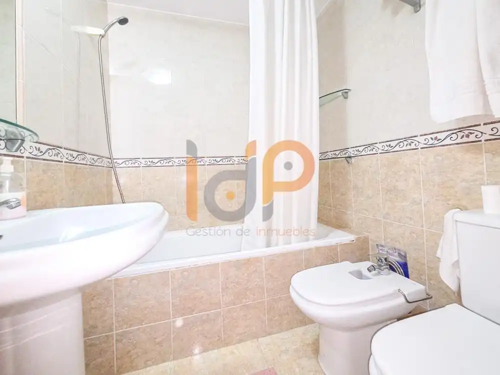 Baño de Dúplex en venta en Garrucha con Aire acondicionado, Terraza y Trastero