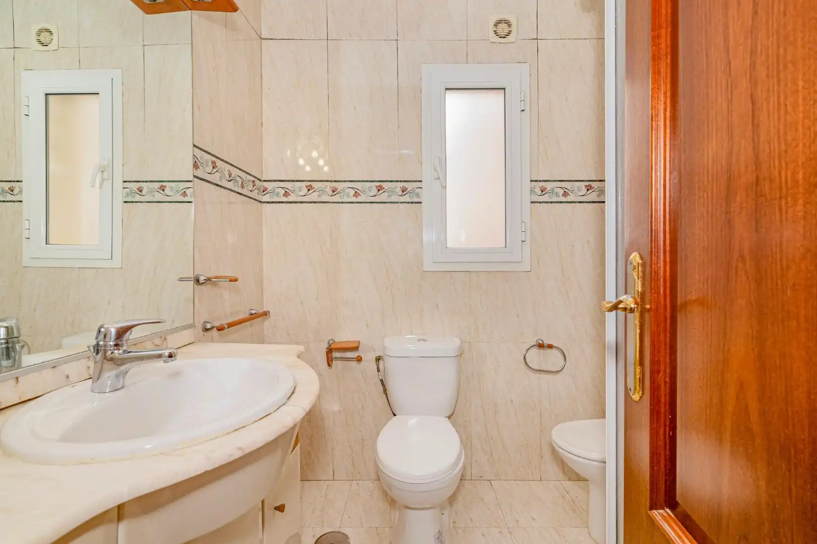 Bathroom of Flat for sale in Granada  with Air Conditioner, Heating and Terrace