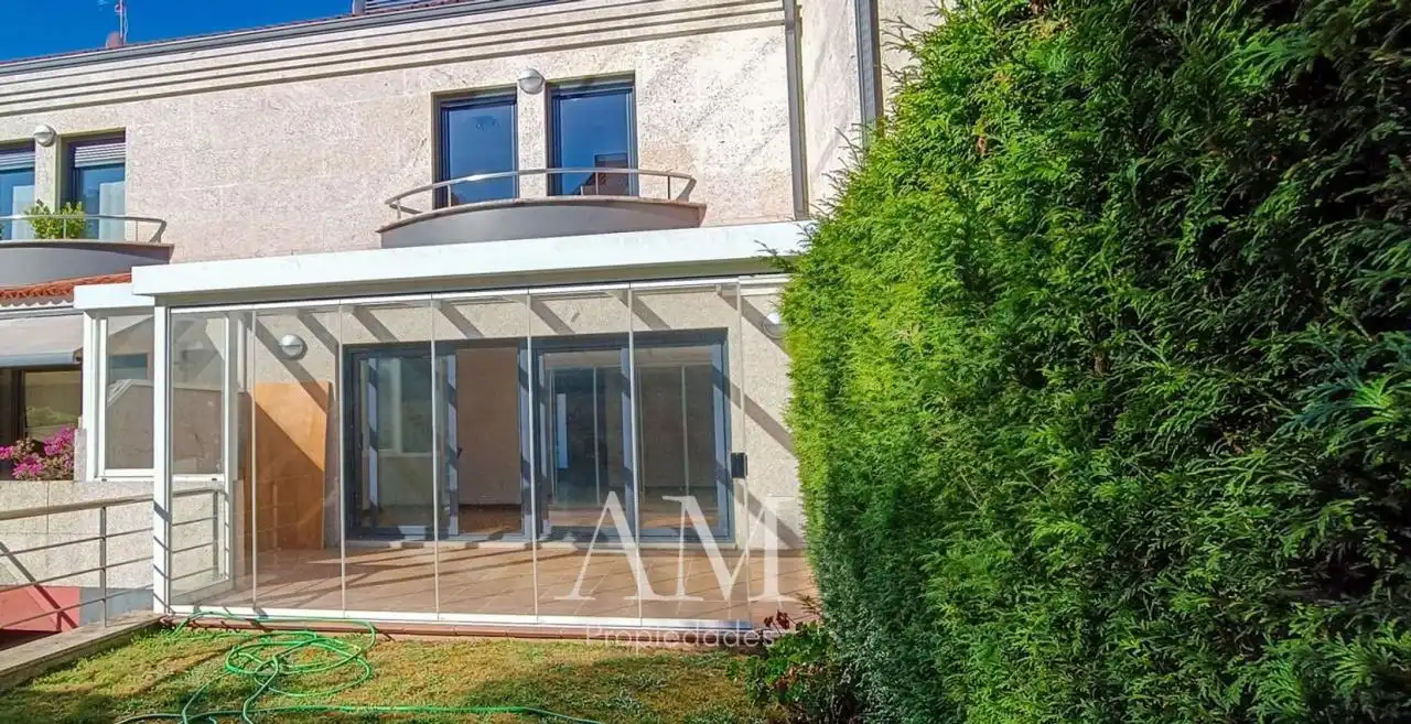 Terrassa de Casa o xalet en venda en Vigo  amb Calefacció, Jardí privat i Terrassa