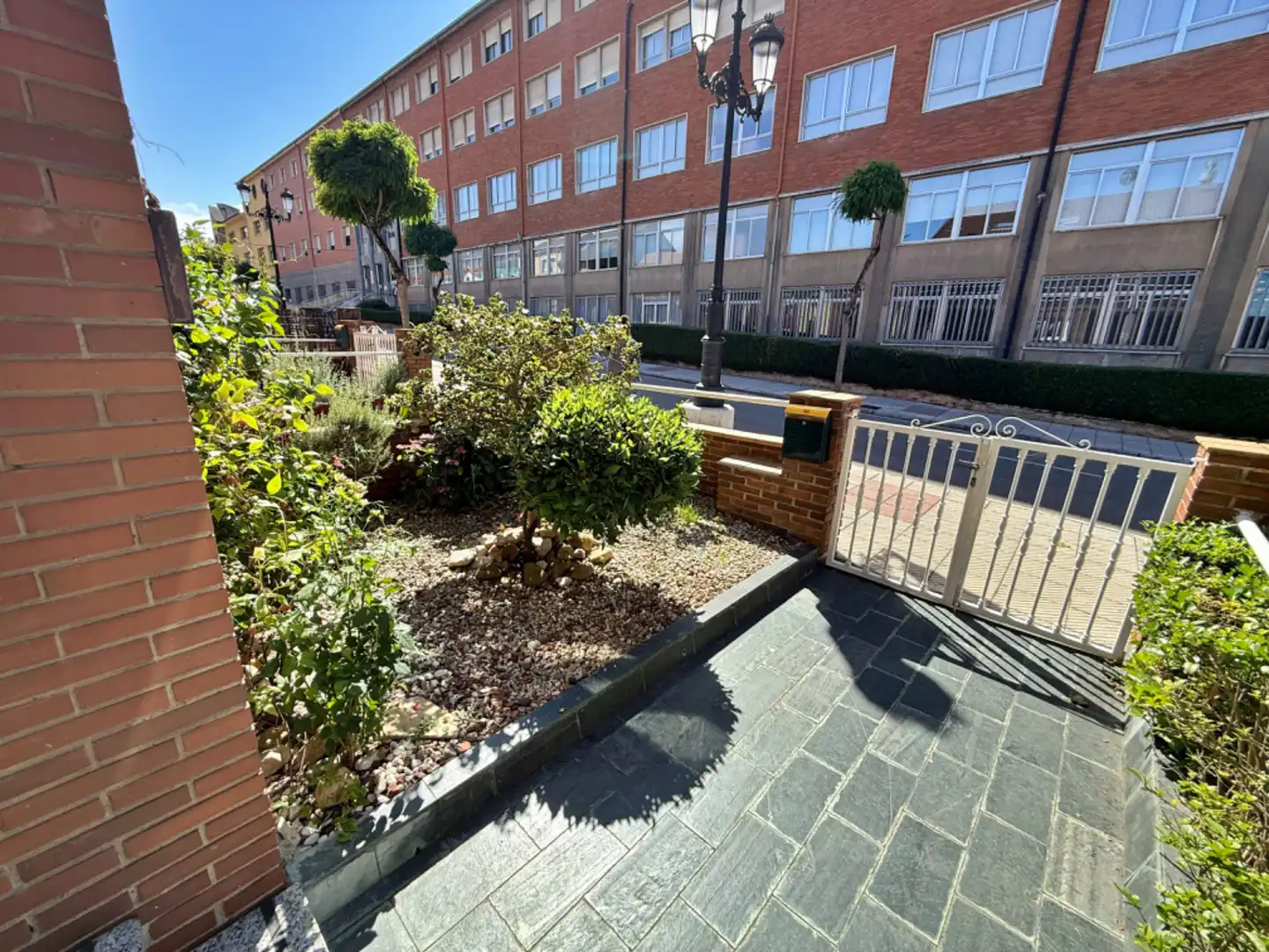 Vista exterior de Casa adosada en venta en Oviedo  con Calefacción, Jardín privado y Parquet