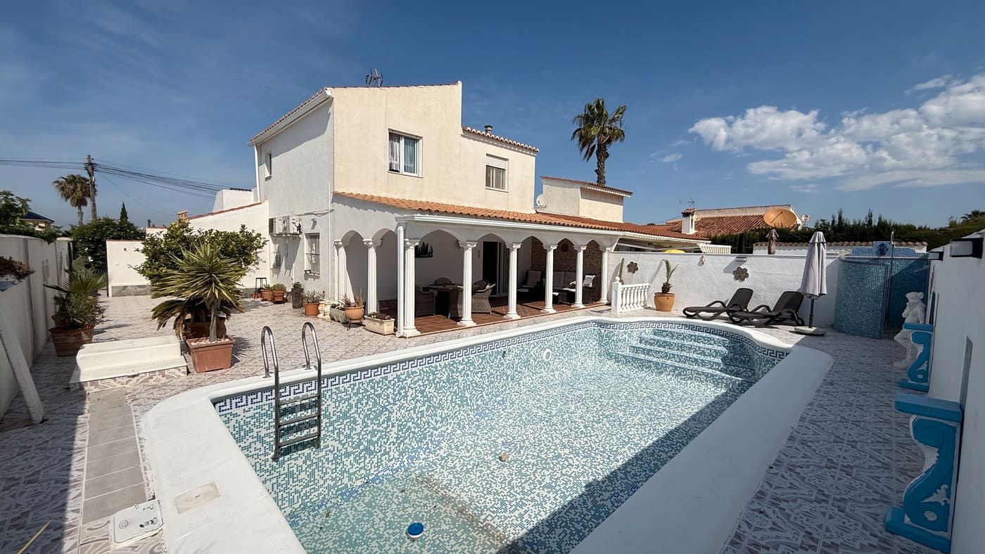 Piscina de Casa adosada en venta en Torrevieja con Aire acondicionado, Jardín privado y Piscina