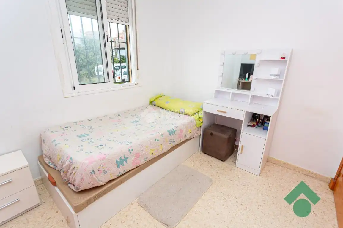 Habitación de Casa adosada en venta en Algeciras con Calefacción y Amueblado