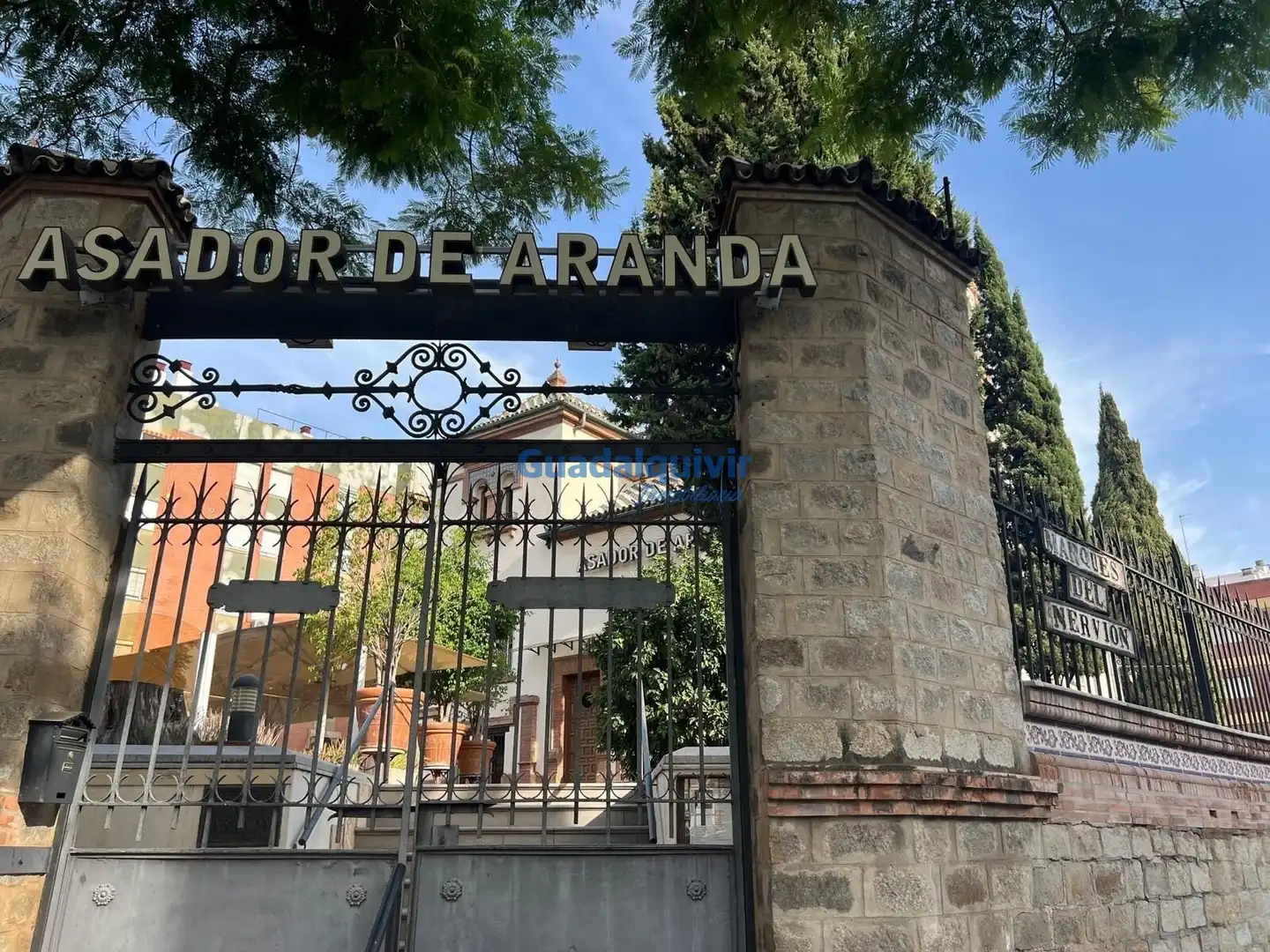 Vista exterior de Pis en venda en Sevilla amb Moblat i Balcó