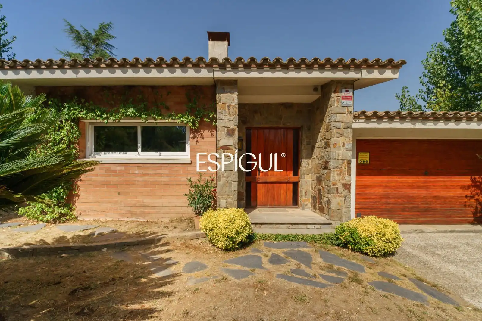 Vista exterior de Casa o chalet en venta en Cerdanyola del Vallès con Calefacción, Terraza y Trastero