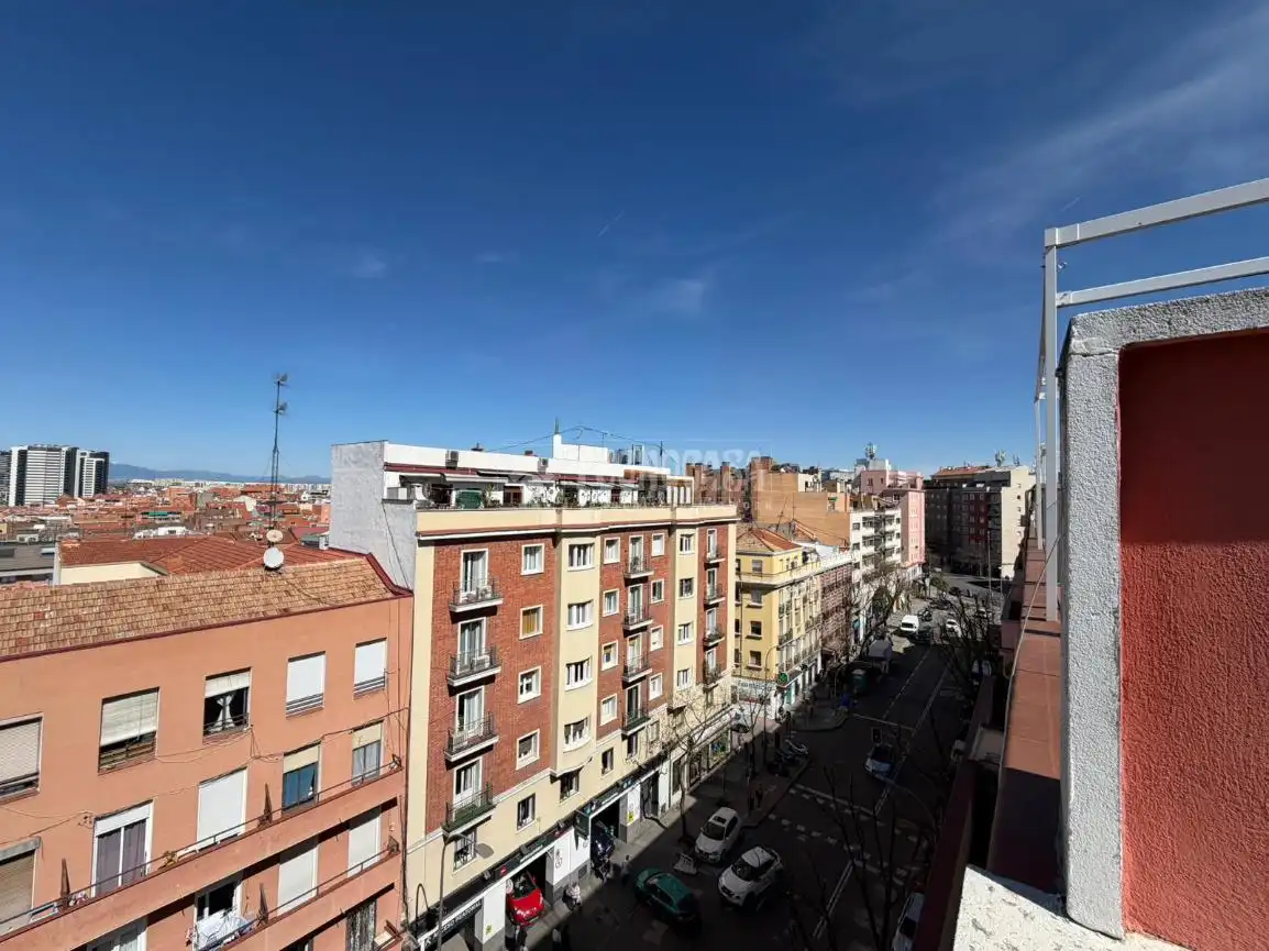 Vista exterior de Piso en venta en Madrid con Calefacción y Terraza