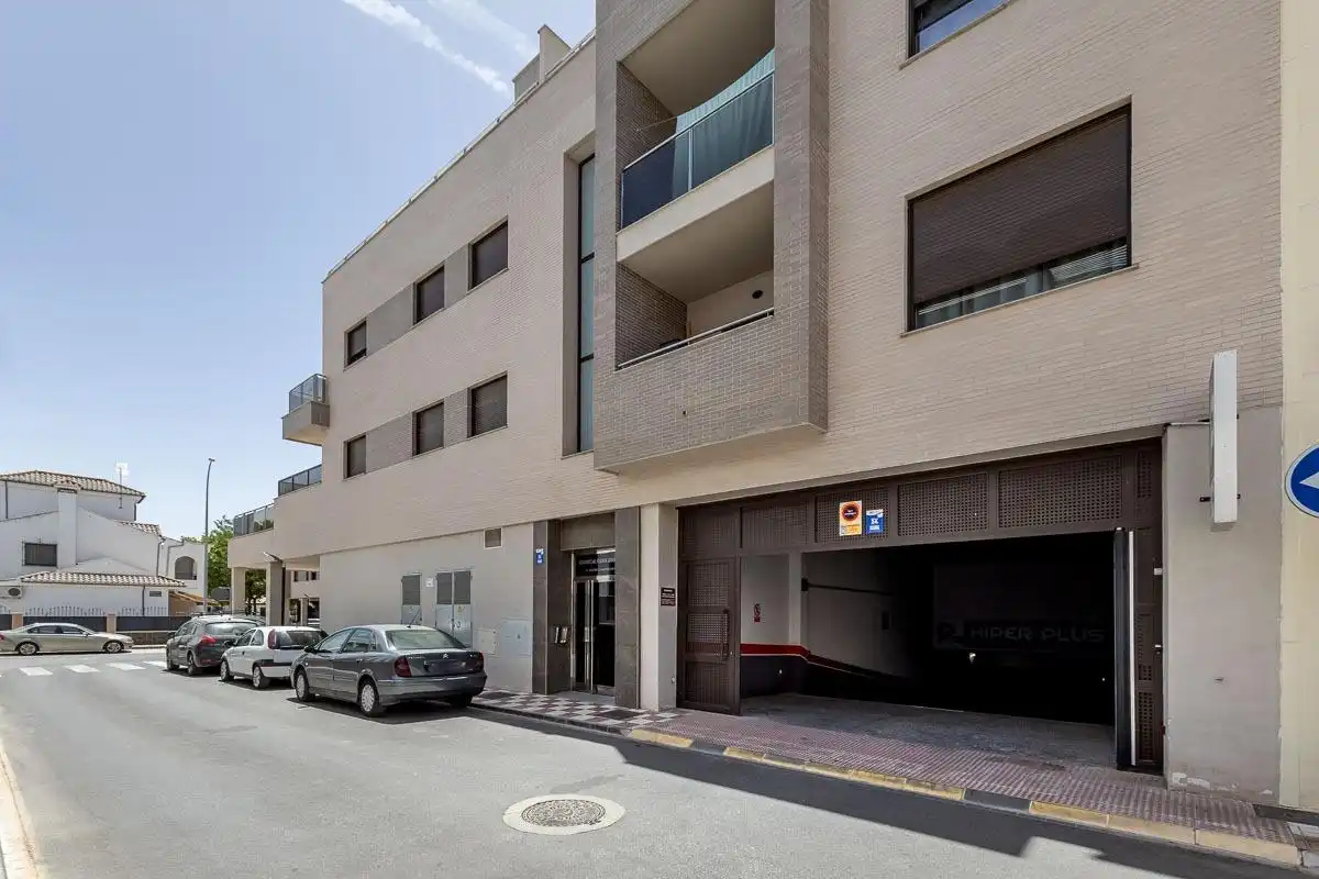 Außenansicht von Wohnung zum Verkauf in Albolote mit Klimaanlage, Privatgarten und Terrasse