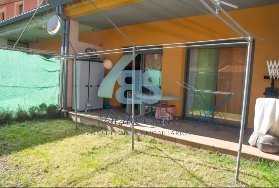 Jardín de Casa adosada en venta en Pioz con Aire acondicionado, Calefacción y Jardín privado